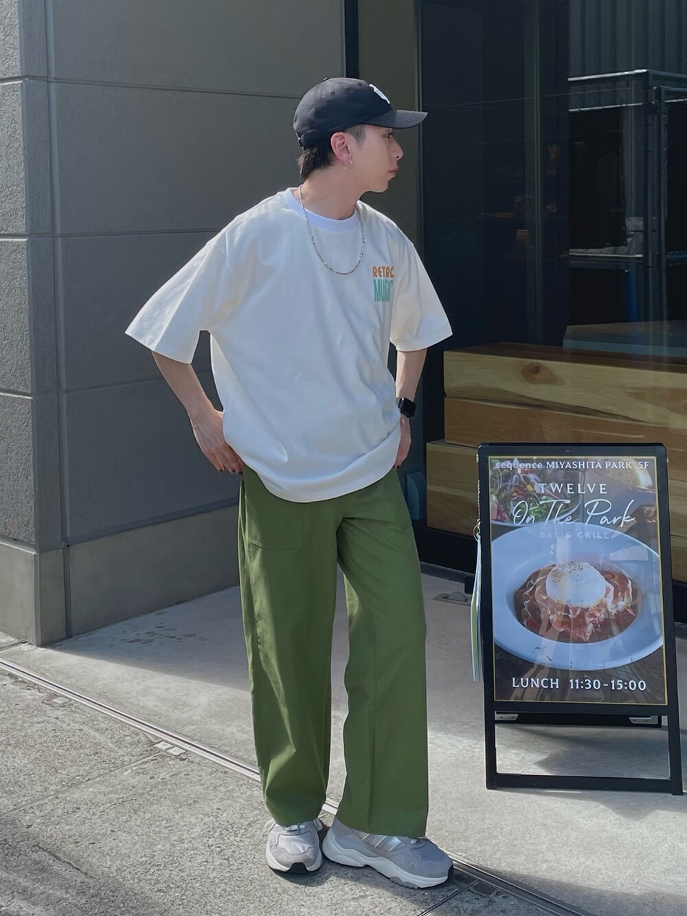 ホワイト系のTシャツ/カットソー、グリーン系のその他パンツ、ブラック系のキャップを着用したメンズの夏コーディネートの8枚目の写真