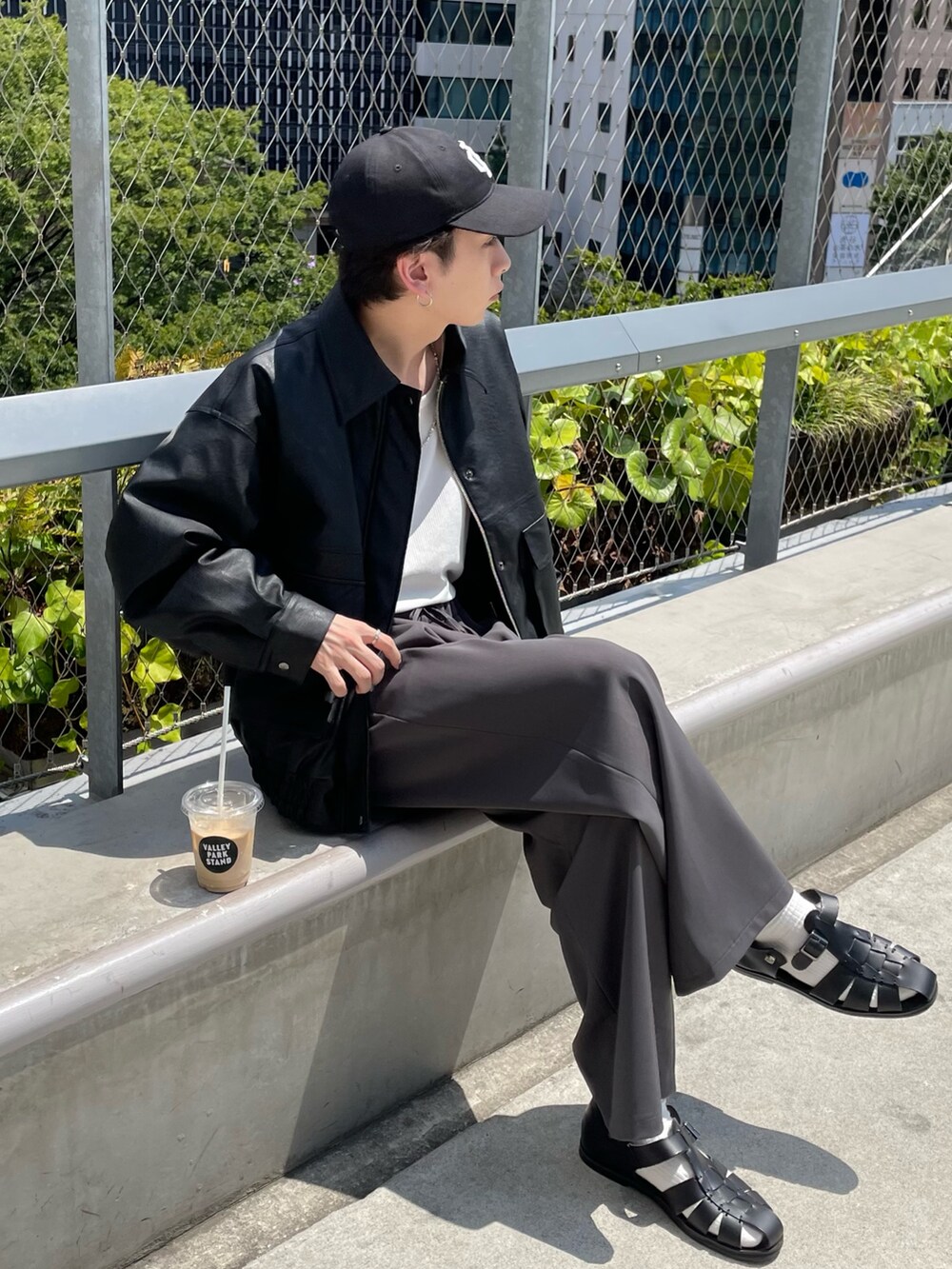 ブラック系のブルゾン、グレー系のその他パンツ、ブラック系のキャップを着用したメンズの夏コーディネートの8枚目の写真