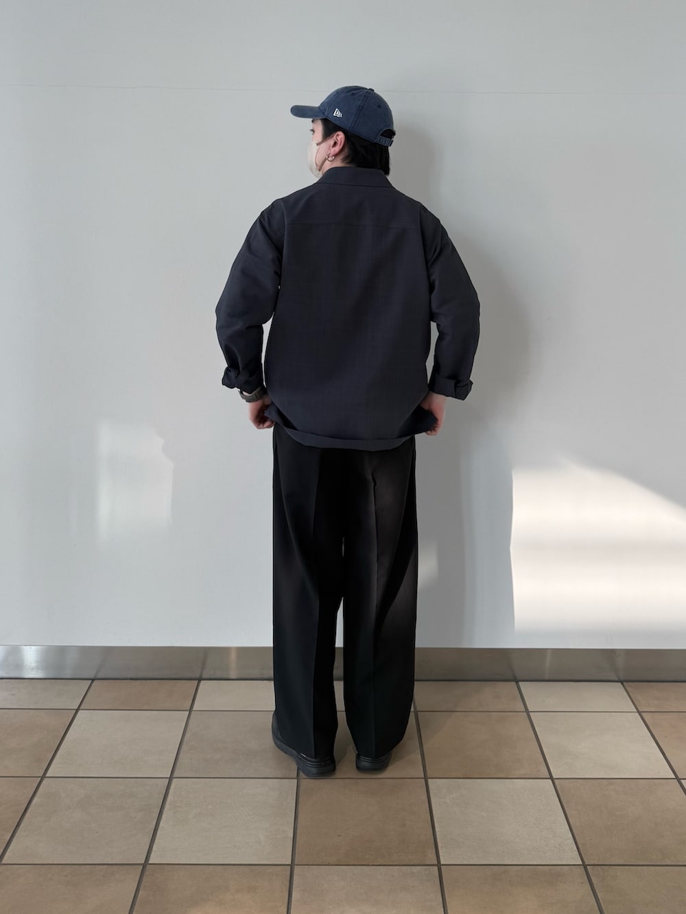 グレー系のシャツ/ブラウス、ブラック系のその他パンツを着用したメンズの春コーディネートの3枚目の写真