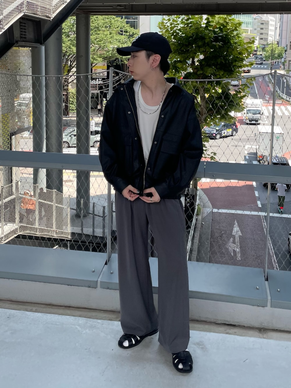 ブラック系のブルゾン、グレー系のその他パンツ、ブラック系のキャップを着用したメンズの夏コーディネートの9枚目の写真