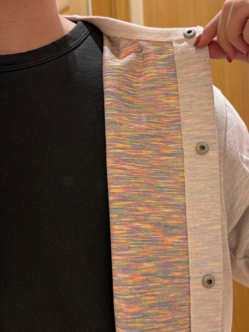 ホワイト系のカーディガン/ボレロ、グレー系のTシャツ/カットソー、グリーン系のその他パンツを着用したメンズの秋コーディネートの4枚目の写真