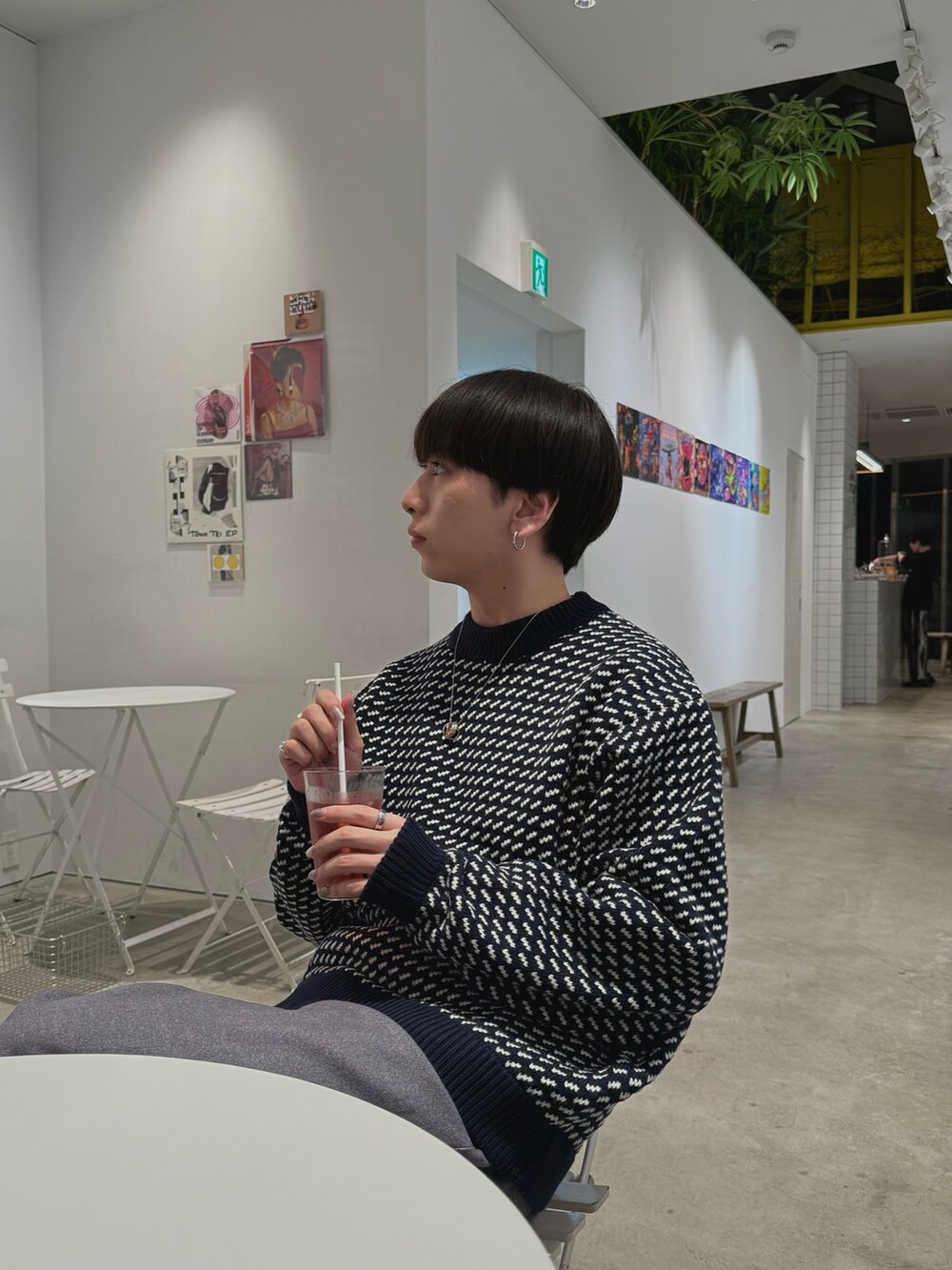 グレー系のスラックス、ブルー系のニット/セーターを着用したメンズの秋コーディネートの5枚目の写真