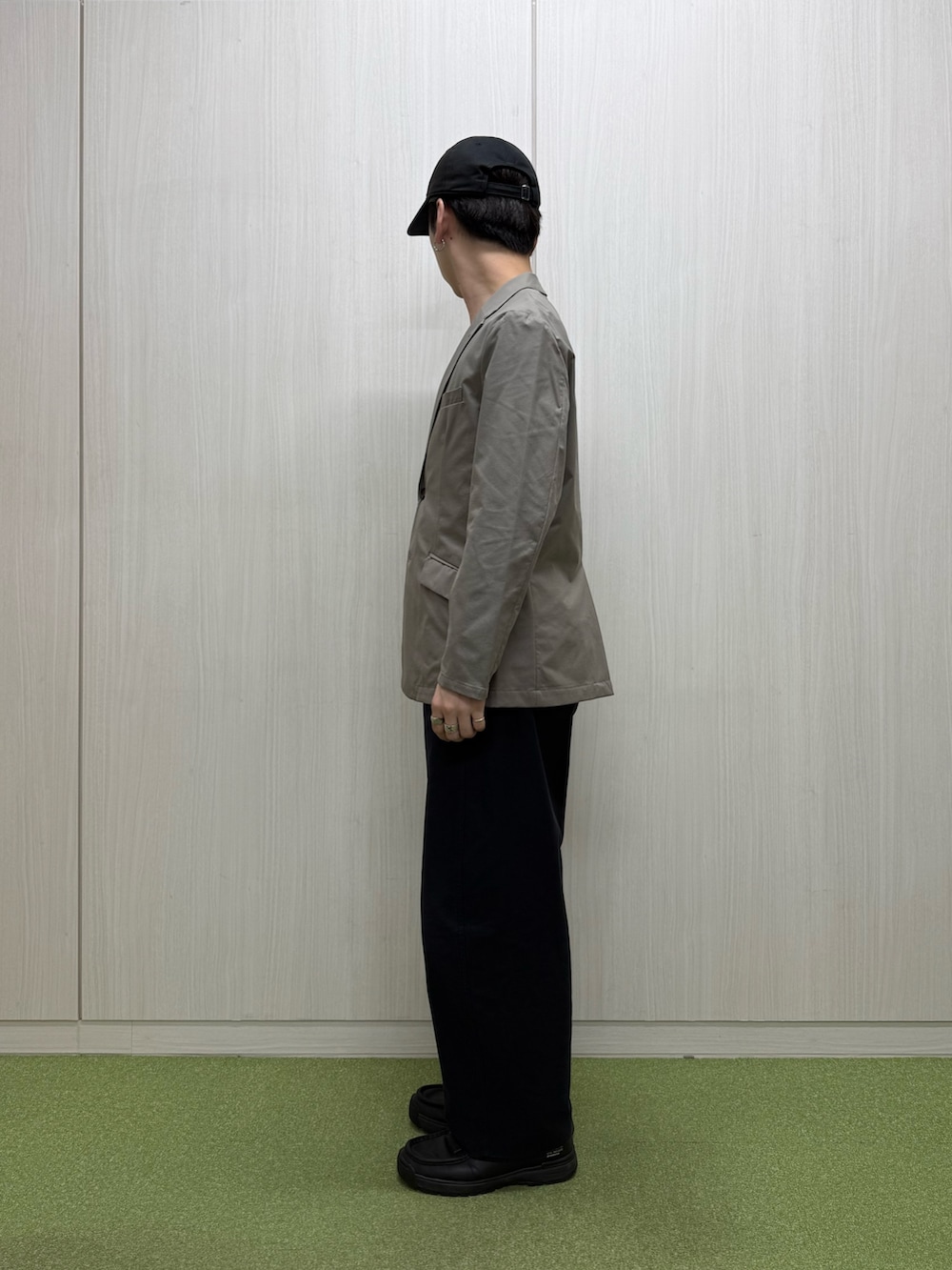 「セットアップ、お出かけコーデ、モノトーン、ブラウン、夏ファッション、シンプルスタイル、おしゃれさんと繋がりたい、スラックス、大人コーデ、40代ファッション、お洒落さんとつながりたい、キレイめ、セットアップスタイル、テーラードジャケット、ジャケット」｜「GLOSTERの【セットアップ/ビジカジ対応】エアードッツ 快適軽量 セットアップテーラードジャケット（テーラードジャケット、ベージュ系）」を使った、りきさん（メンズ・168cm）の夏コーディネートの3枚目の写真