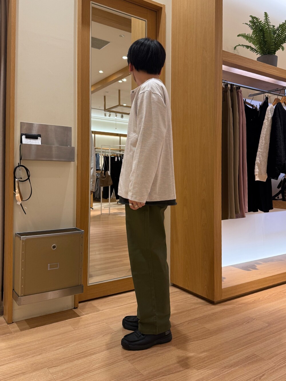 ホワイト系のカーディガン/ボレロ、グレー系のTシャツ/カットソー、グリーン系のその他パンツを着用したメンズの秋コーディネートの3枚目の写真