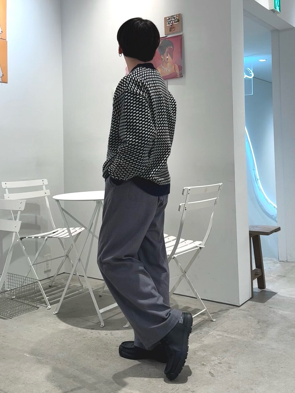 グレー系のスラックス、ブルー系のニット/セーターを着用したメンズの秋コーディネートの2枚目の写真