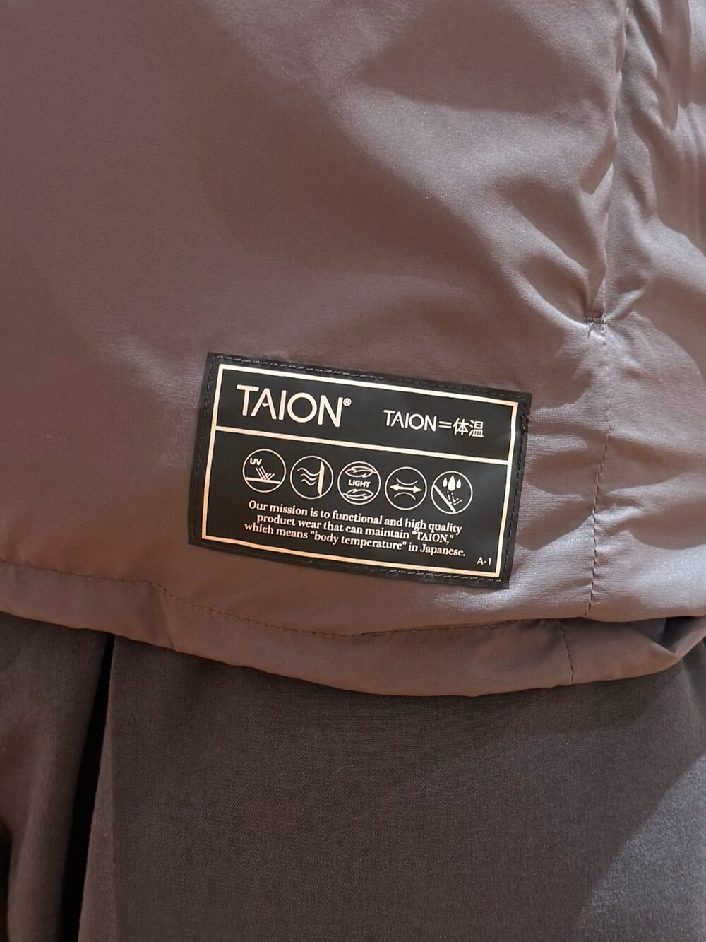 グレー系のブルゾンを着用したメンズの春コーディネートの5枚目の写真