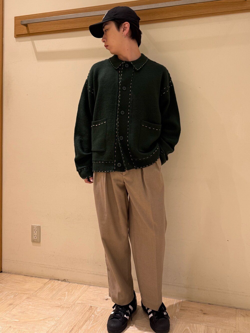 グリーン系のカーディガン/ボレロ、ベージュ系のその他パンツを着用したメンズの冬コーディネートの2枚目の写真