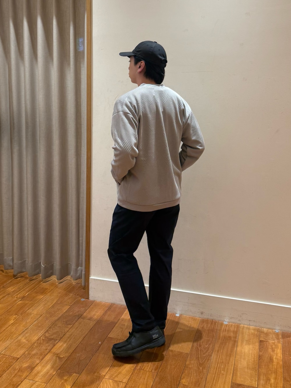 グレー系のカーディガン/ボレロ、ブルー系のその他パンツを着用したメンズの春コーディネートの2枚目の写真