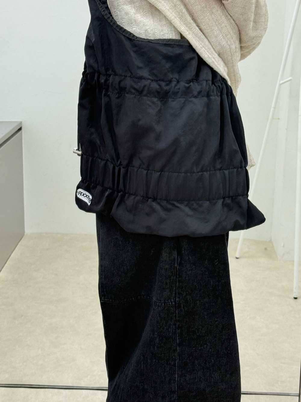 「ショルダーバッグ、秋服準備はじめました、韓国ファッション、シンプルコーデ、スポーツミックス、トートバッグ、お出かけコーデ、モノトーン、シンプルスタイル、休日スタイル、OUTDOOR、バッグ、小物、おでかけコーデ、おでかけ」｜「OUTDOOR PRODUCTSの【昨年即完アイテムが再登場！】【UNISEX】別注 OUTDOOR ドロストショッパーバッグ（ショルダーバッグ、グレー系）」を使った、りきさん（メンズ・168cm）の秋コーディネートの2枚目の写真