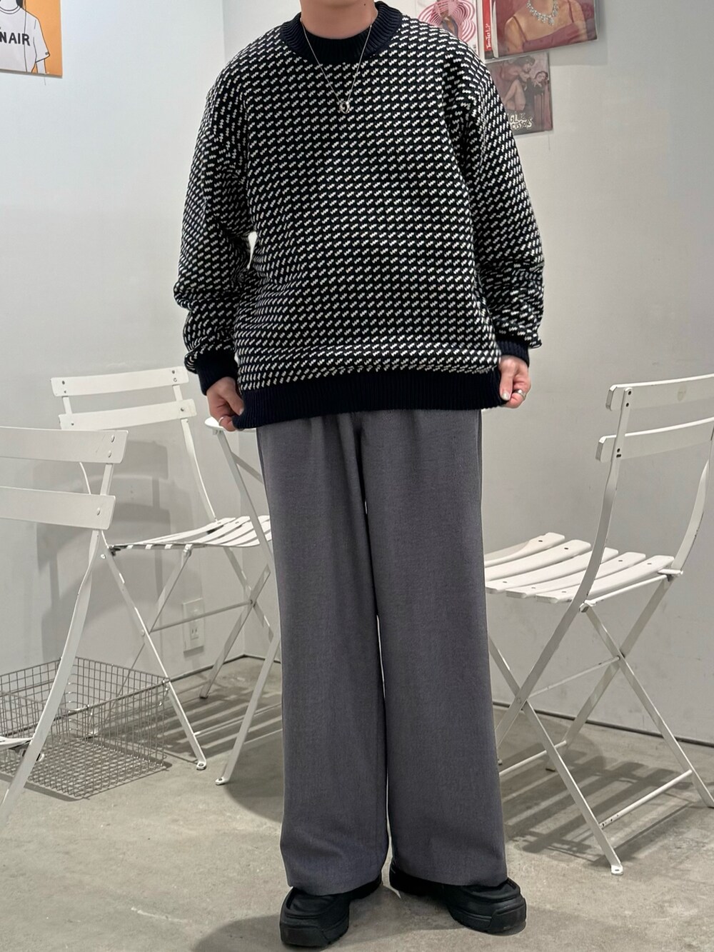 グレー系のスラックス、ブルー系のニット/セーターを着用したメンズの秋コーディネートの3枚目の写真