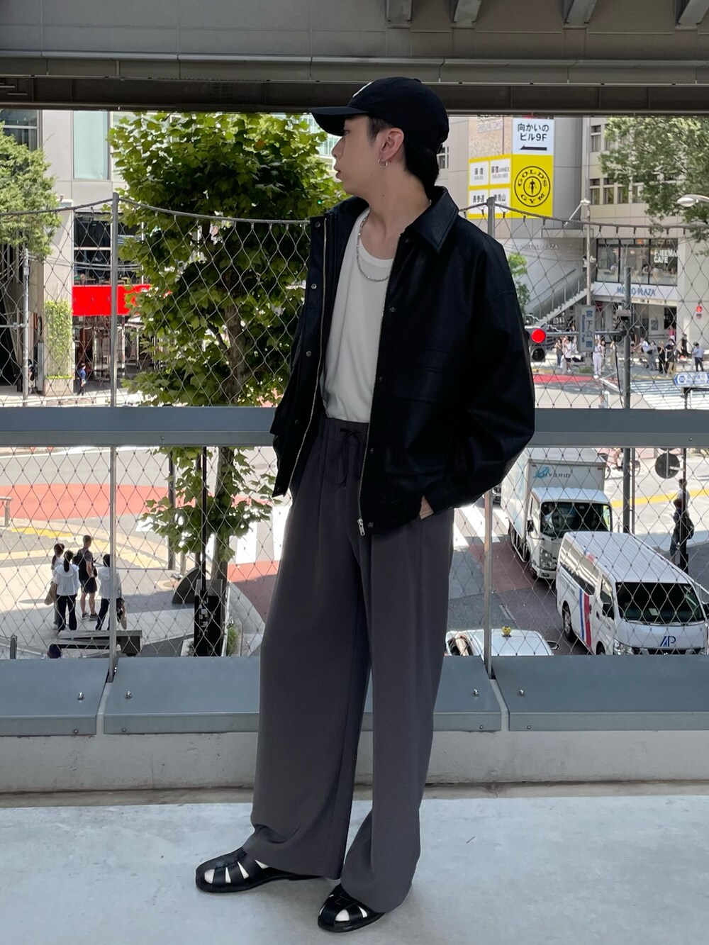 ブラック系のブルゾン、グレー系のその他パンツ、ブラック系のキャップを着用したメンズの夏コーディネートの4枚目の写真