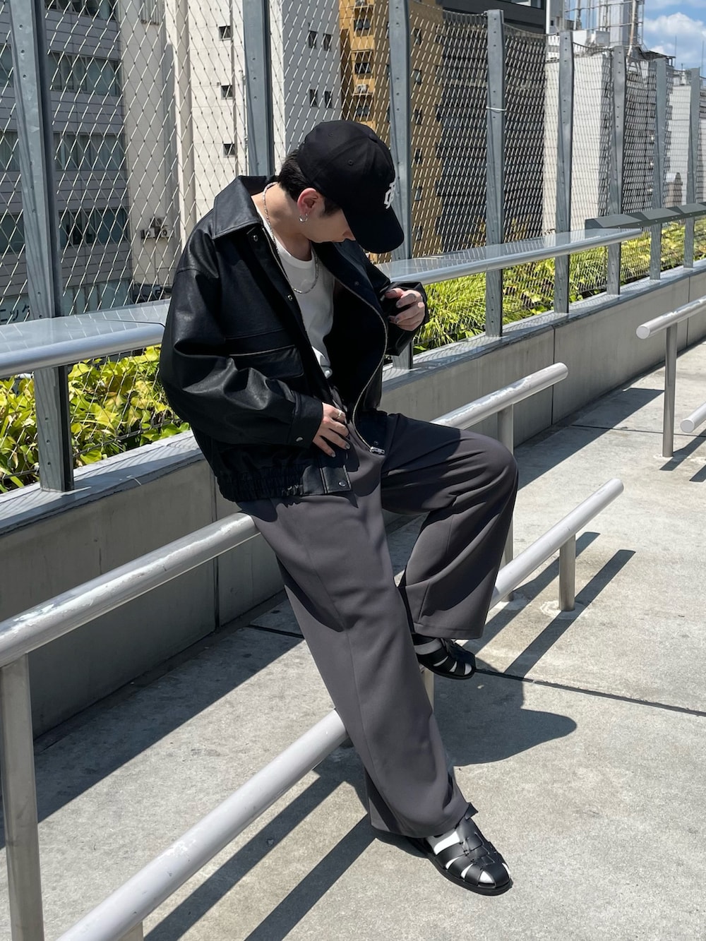 ブラック系のブルゾン、グレー系のその他パンツ、ブラック系のキャップを着用したメンズの夏コーディネートの5枚目の写真