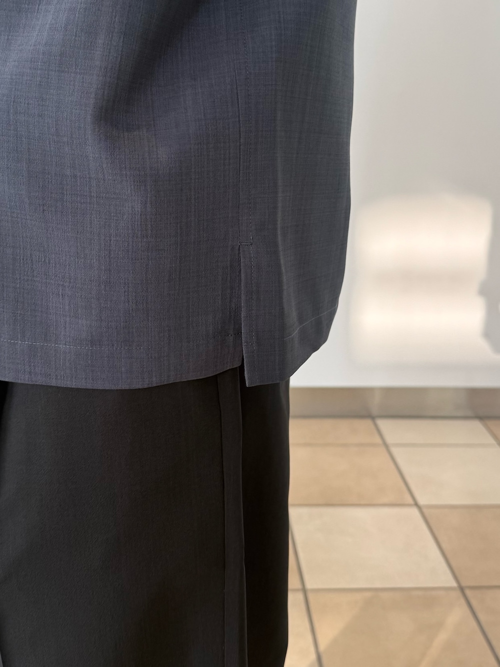 グレー系のシャツ/ブラウス、ブラック系のその他パンツを着用したメンズの春コーディネートの5枚目の写真