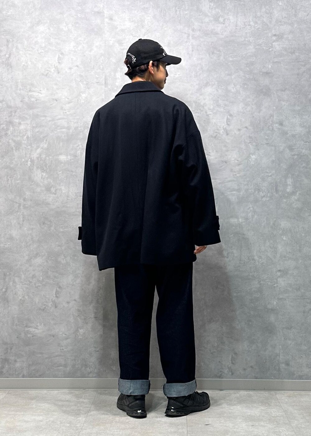 ブルー系のデニムパンツ、ブラウン系のシャツ/ブラウスを着用したメンズの秋コーディネートの2枚目の写真