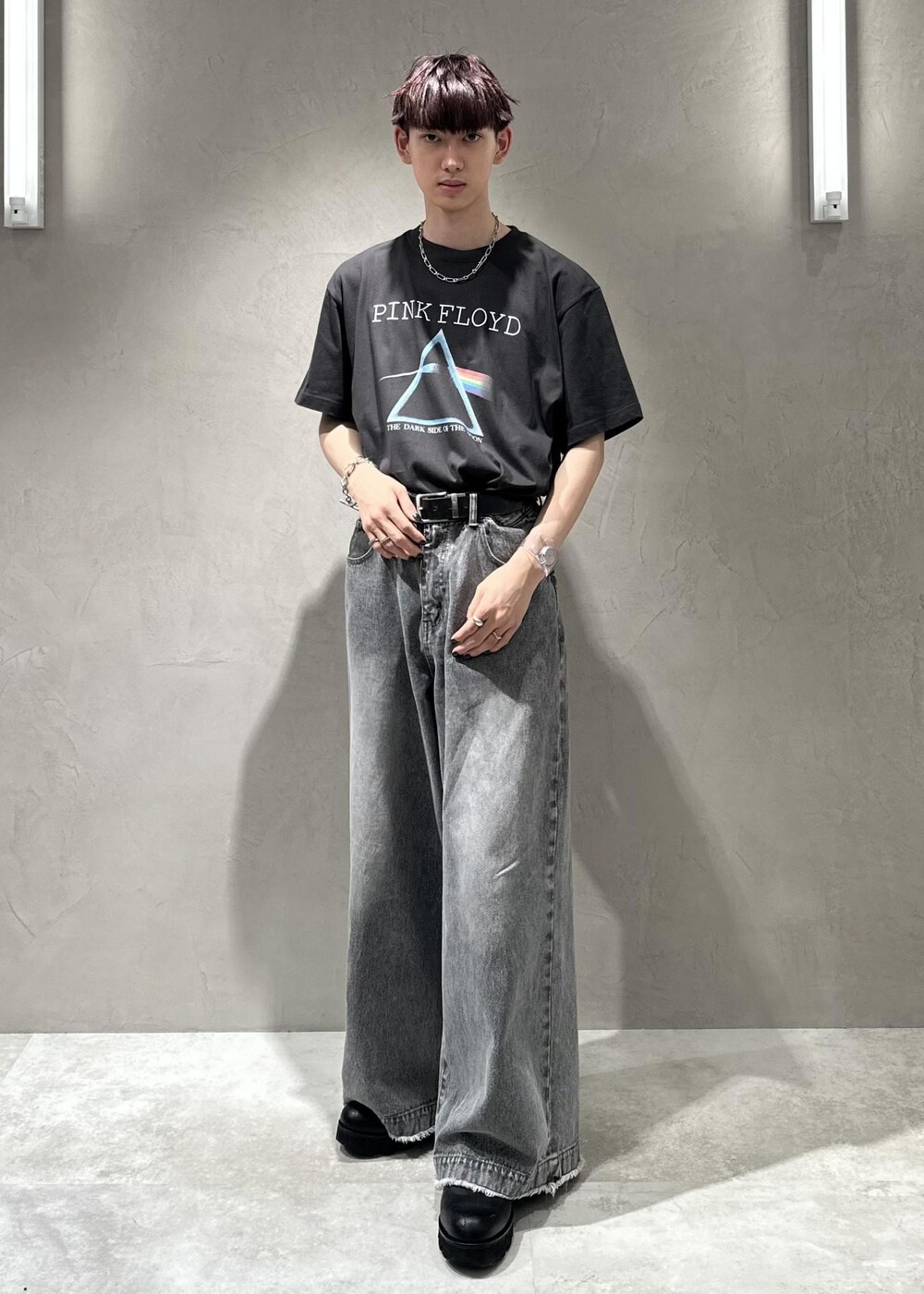 ホワイト系のシャツ/ブラウス、ブラック系のTシャツ/カットソー、グレー系のデニムパンツを着用したメンズの春コーディネートの3枚目の写真