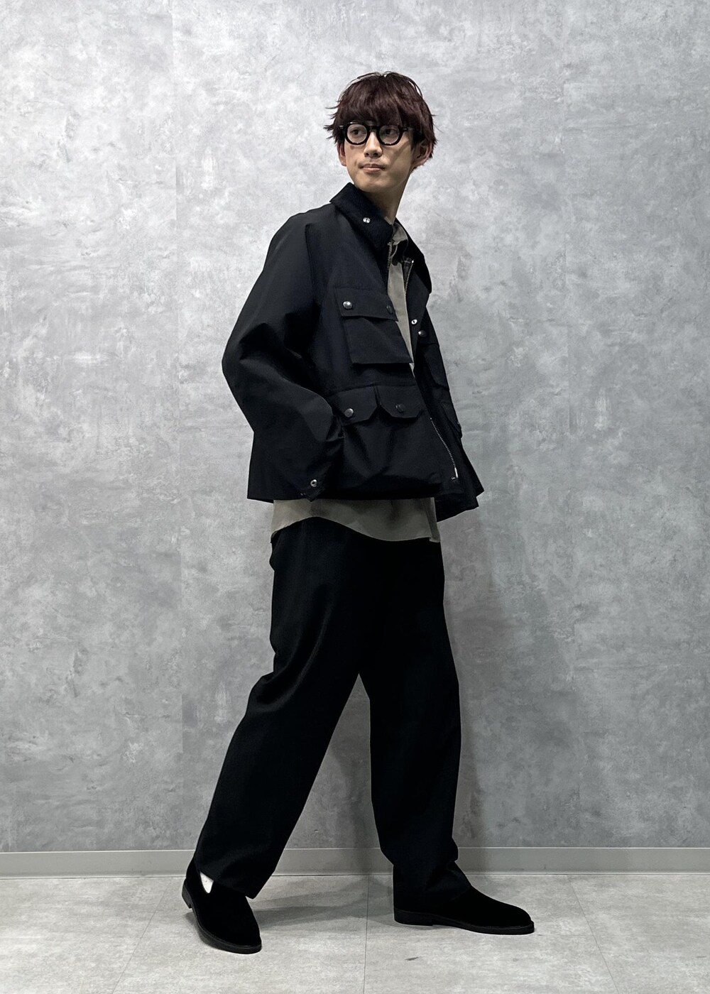 グリーン系のシャツ/ブラウス、ブラック系のスラックス、ブラック系のスリッポンを着用したメンズの秋コーディネートの6枚目の写真