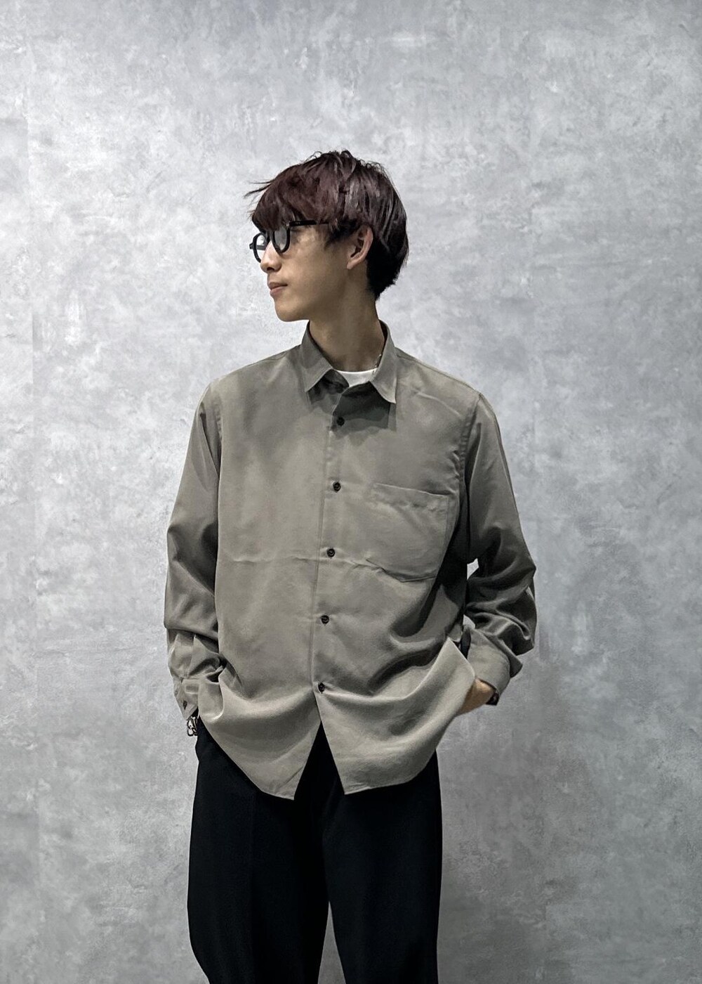 グリーン系のシャツ/ブラウス、ブラック系のスラックス、ブラック系のスリッポンを着用したメンズの秋コーディネートの10枚目の写真