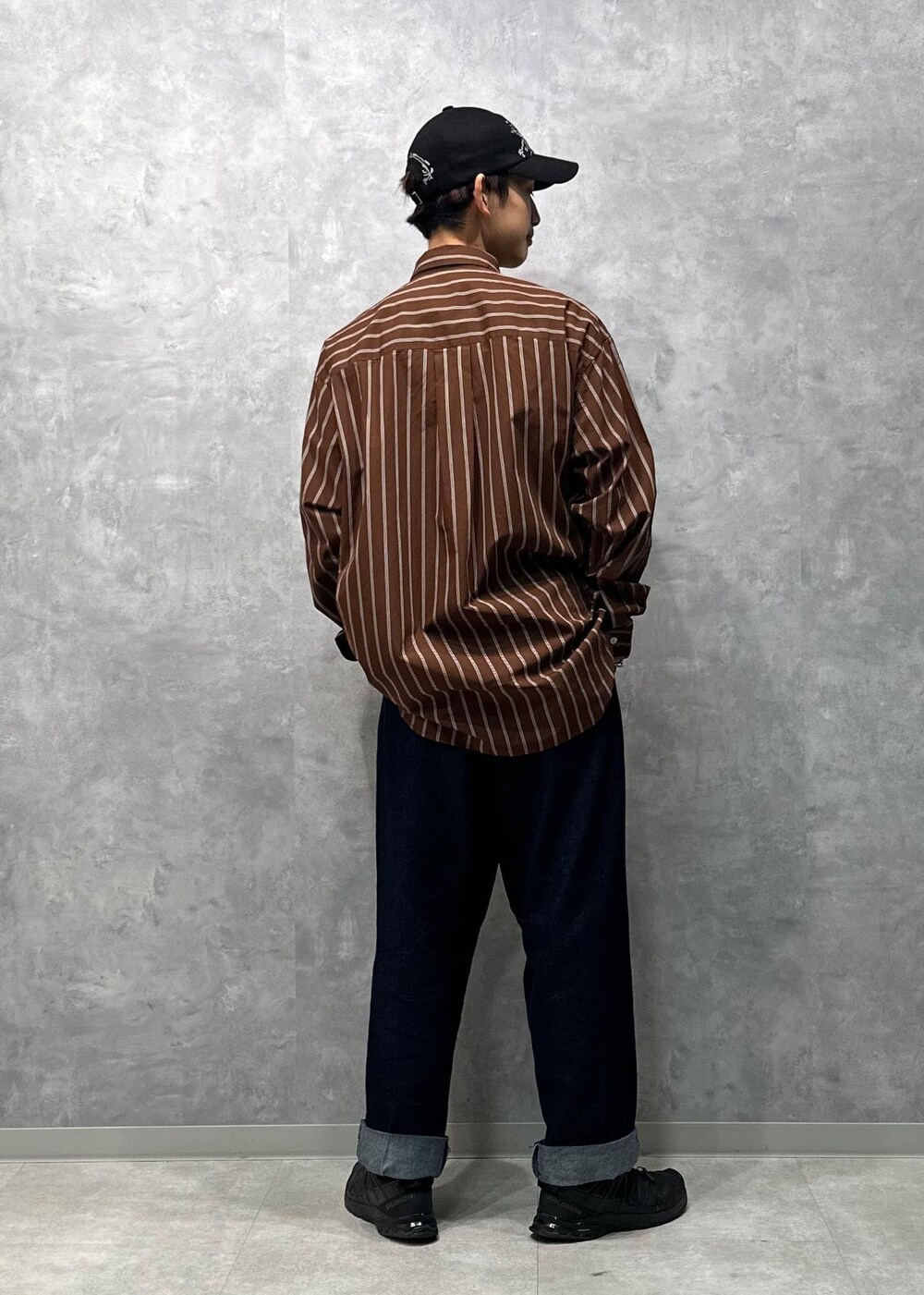 ブルー系のデニムパンツ、ブラウン系のシャツ/ブラウスを着用したメンズの秋コーディネートの9枚目の写真