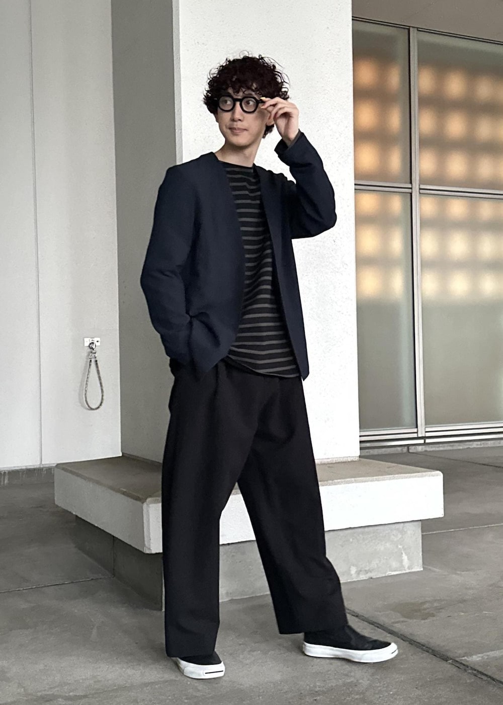 ブラック系のスラックス、ブラウン系のTシャツ/カットソー、ブルー系のセットアップを着用したメンズの春コーディネートの2枚目の写真