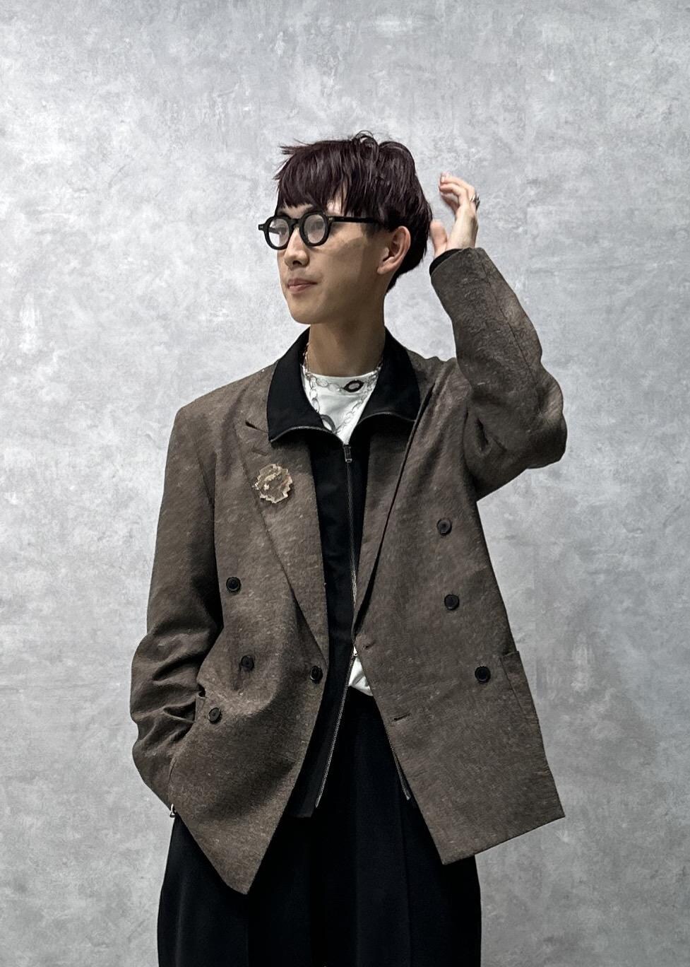 ブラック系のブルゾン、ブラウン系のテーラードジャケット、ブラック系のその他パンツを着用したメンズの秋コーディネートの2枚目の写真