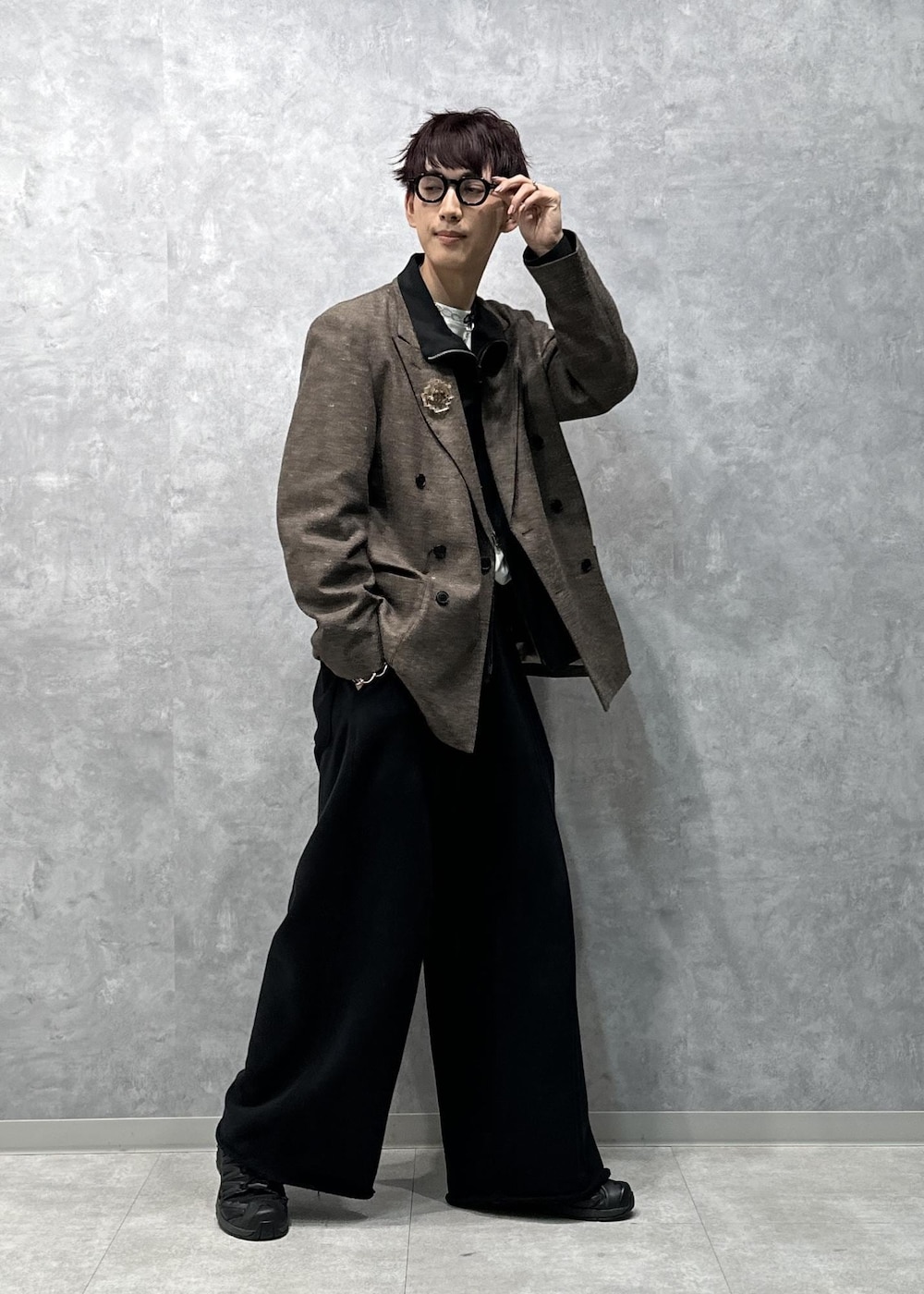 ブラック系のブルゾン、ブラウン系のテーラードジャケット、ブラック系のその他パンツを着用したメンズの秋コーディネートの5枚目の写真