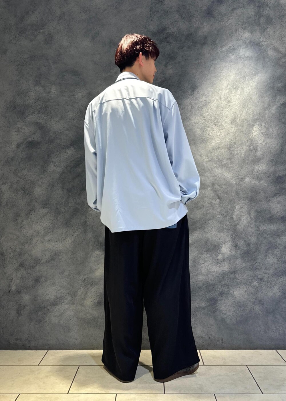 ブルー系のネクタイ、ブラック系のテーラードジャケット、ブルー系のTシャツ/カットソーを着用したメンズの冬コーディネートの10枚目の写真