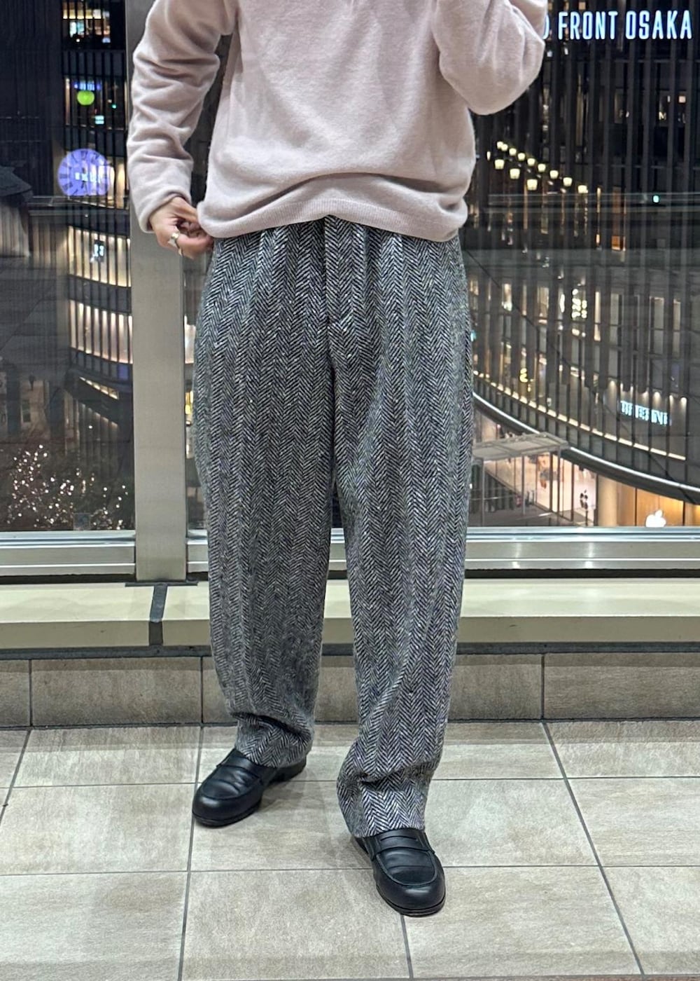 ブラック系のその他パンツ、ブラック系のステンカラーコート、ピンク系のポロシャツを着用したメンズの冬コーディネートの10枚目の写真