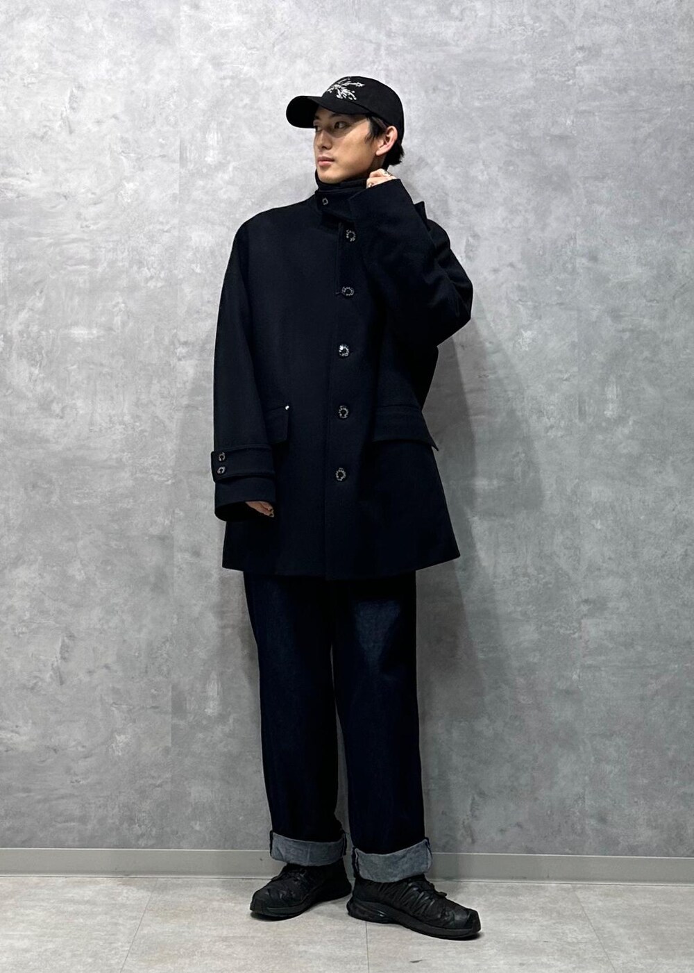 ブルー系のデニムパンツ、ブラウン系のシャツ/ブラウスを着用したメンズの秋コーディネートの6枚目の写真