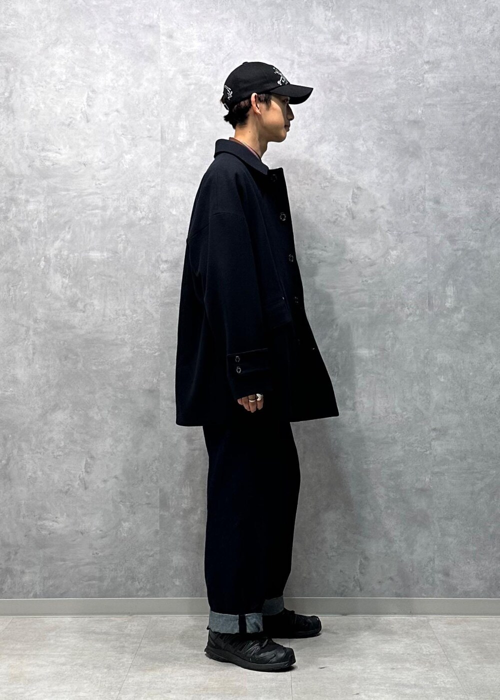 ブルー系のデニムパンツ、ブラウン系のシャツ/ブラウスを着用したメンズの秋コーディネートの3枚目の写真