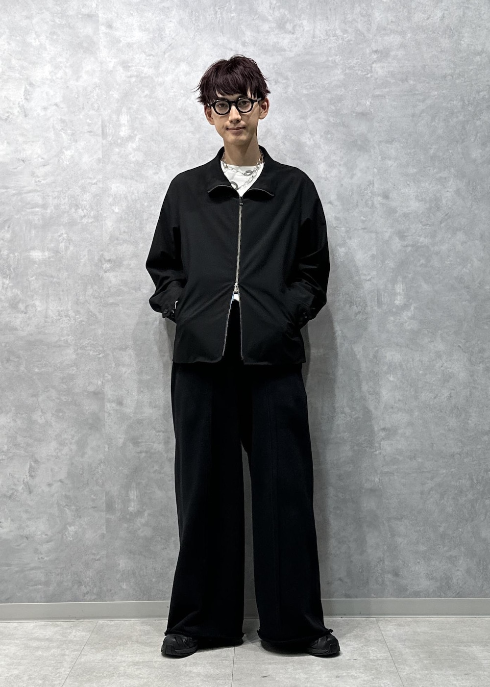 ブラック系のブルゾン、ブラウン系のテーラードジャケット、ブラック系のその他パンツを着用したメンズの秋コーディネートの6枚目の写真