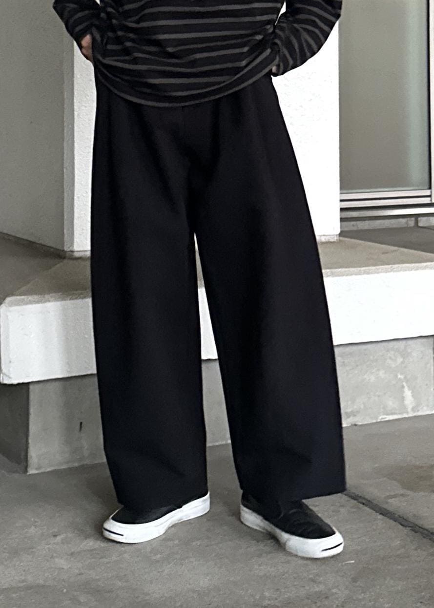 ブラック系のスラックス、ブラウン系のTシャツ/カットソー、ブルー系のセットアップを着用したメンズの春コーディネートの9枚目の写真