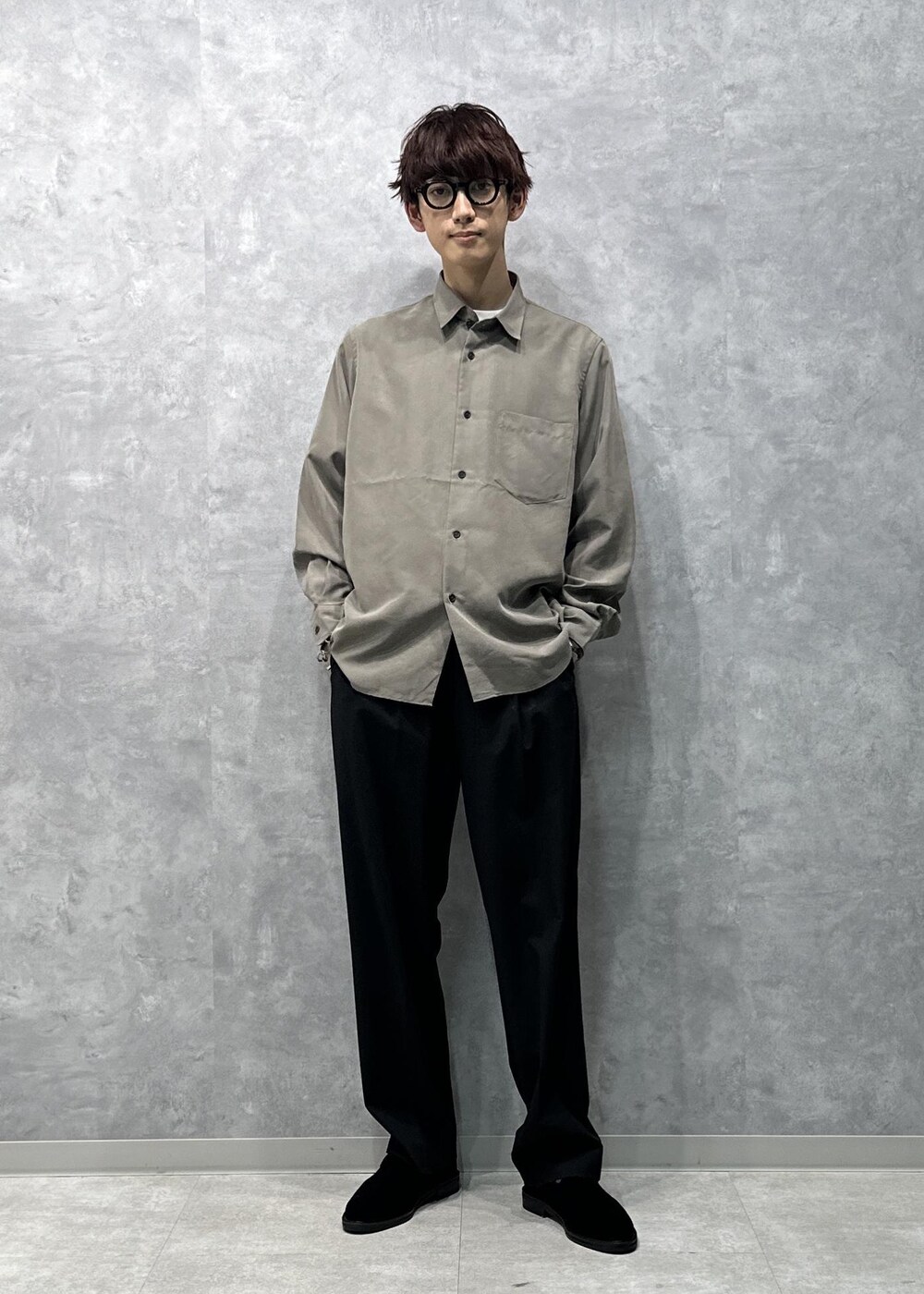 グリーン系のシャツ/ブラウス、ブラック系のスラックス、ブラック系のスリッポンを着用したメンズの秋コーディネートの8枚目の写真