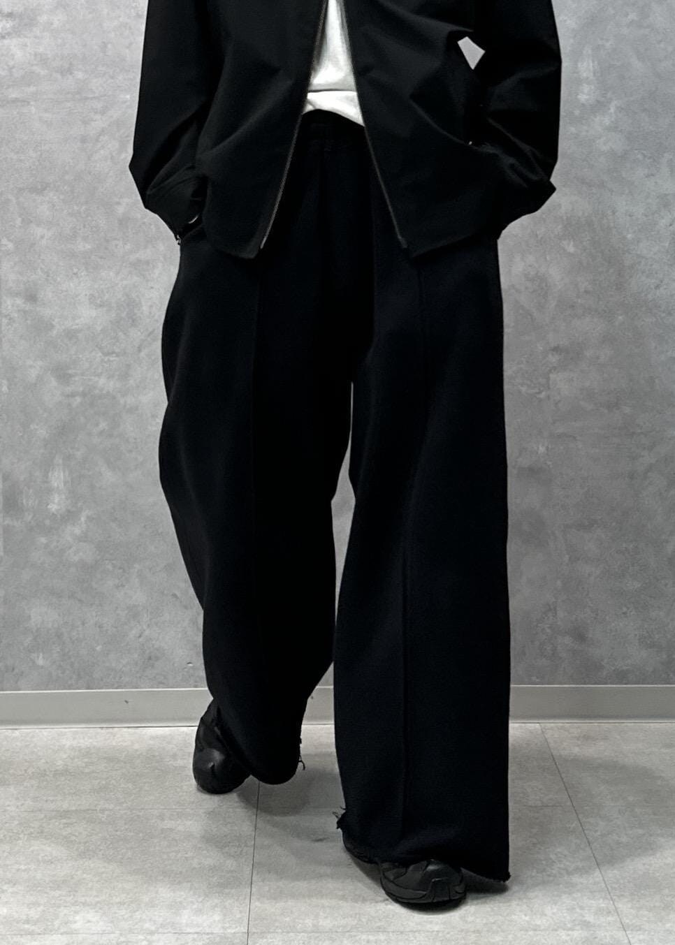 ブラック系のブルゾン、ブラウン系のテーラードジャケット、ブラック系のその他パンツを着用したメンズの秋コーディネートの9枚目の写真