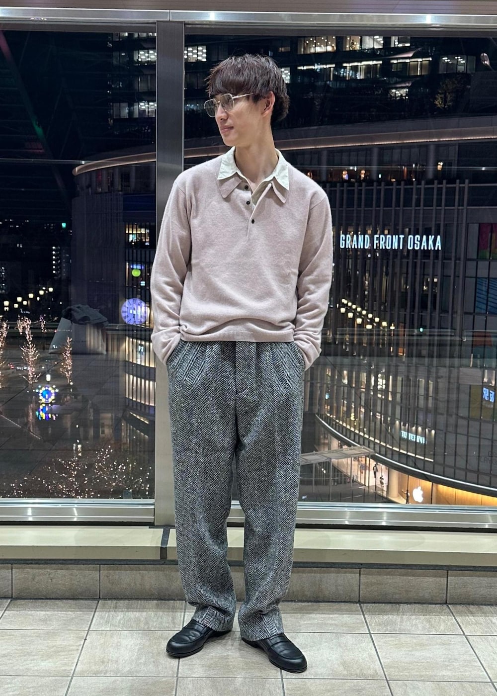 ブラック系のその他パンツ、ブラック系のステンカラーコート、ピンク系のポロシャツを着用したメンズの冬コーディネートの7枚目の写真