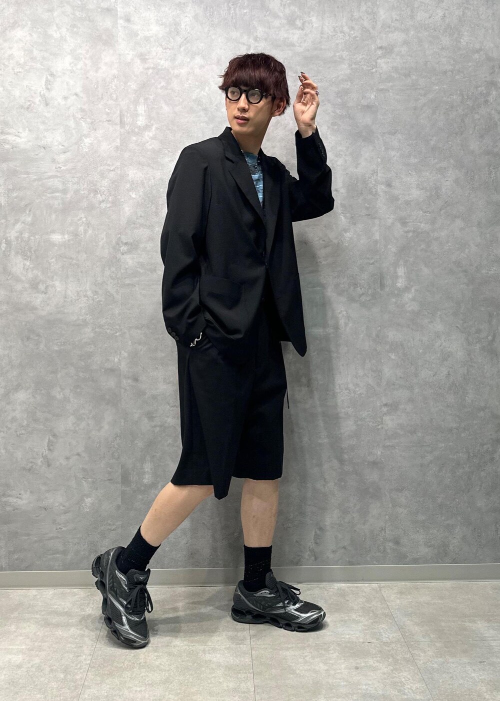 「初夏コーデ、夏コーデ、デートコーデ、お出かけコーデ、旅行コーデ、推し活コーデ、モード、大人カジュアル、レイヤード、パンツスタイル、カジュアルコーデ、きれいめコーデ、別注アイテム、ADAM ET ROPÉ、ウェーブ」｜「MIZUNOの【MIZUNO/ミズノ】WAVE PROPHECY LS（スニーカー、ブラック系）」を使った、nakajiryoさん（メンズ・178cm）の春コーディネートの5枚目の写真