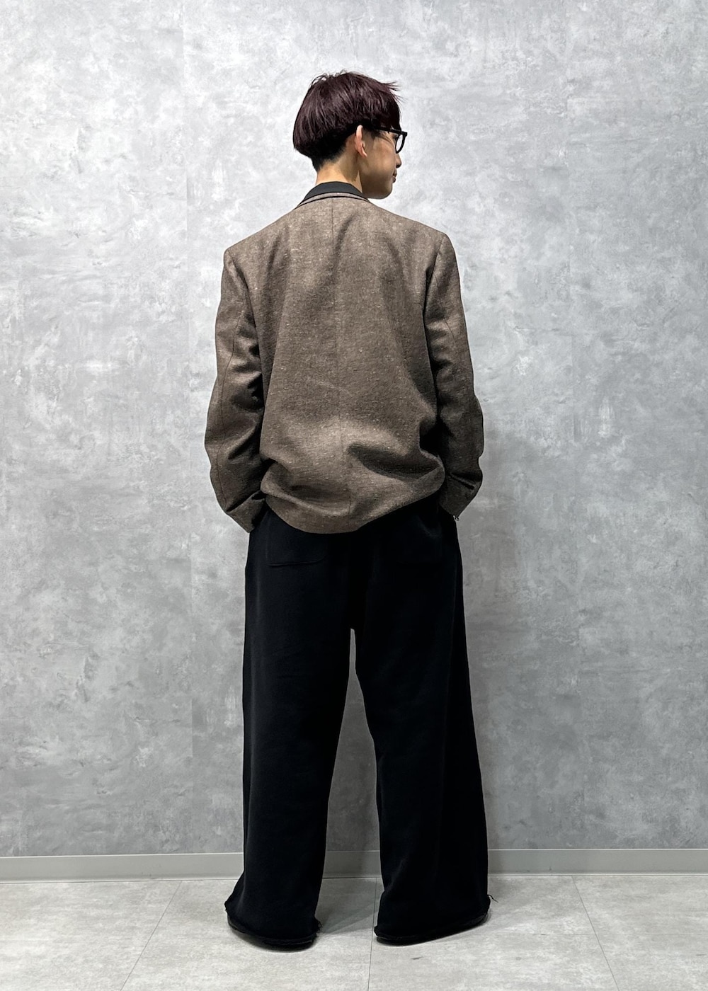 ブラック系のブルゾン、ブラウン系のテーラードジャケット、ブラック系のその他パンツを着用したメンズの秋コーディネートの3枚目の写真