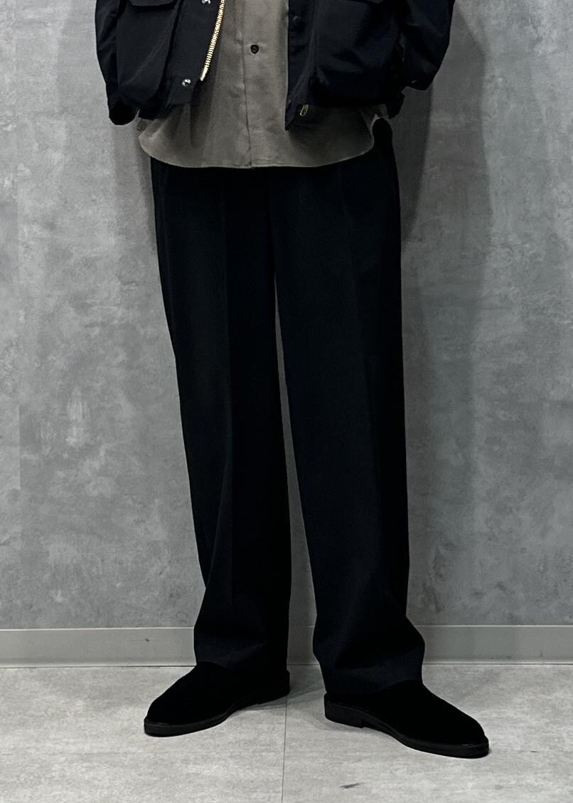 グリーン系のシャツ/ブラウス、ブラック系のスラックス、ブラック系のスリッポンを着用したメンズの秋コーディネートの7枚目の写真