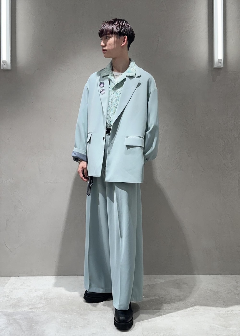 「ootd、ブレスレット、ネックレス、ワントーンコーデ、シルバー、チェーン、長袖、シャツ、グリーン、パンツ、ワイド、フレア、セットアップ、ミント、フレアパンツ」｜「JUNREDのital.from JUNRed / leon necklace double（ネックレス、シルバー系）」を使った、nakajiryoさん（メンズ・178cm）の春コーディネートの2枚目の写真