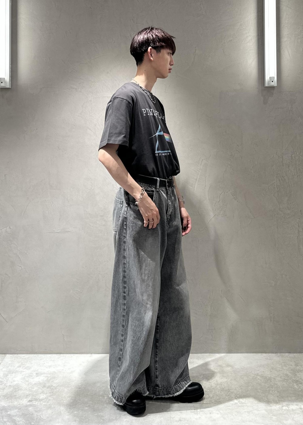 ホワイト系のシャツ/ブラウス、ブラック系のTシャツ/カットソー、グレー系のデニムパンツを着用したメンズの春コーディネートの4枚目の写真
