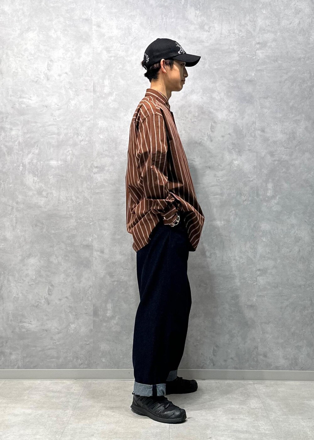 ブルー系のデニムパンツ、ブラウン系のシャツ/ブラウスを着用したメンズの秋コーディネートの8枚目の写真