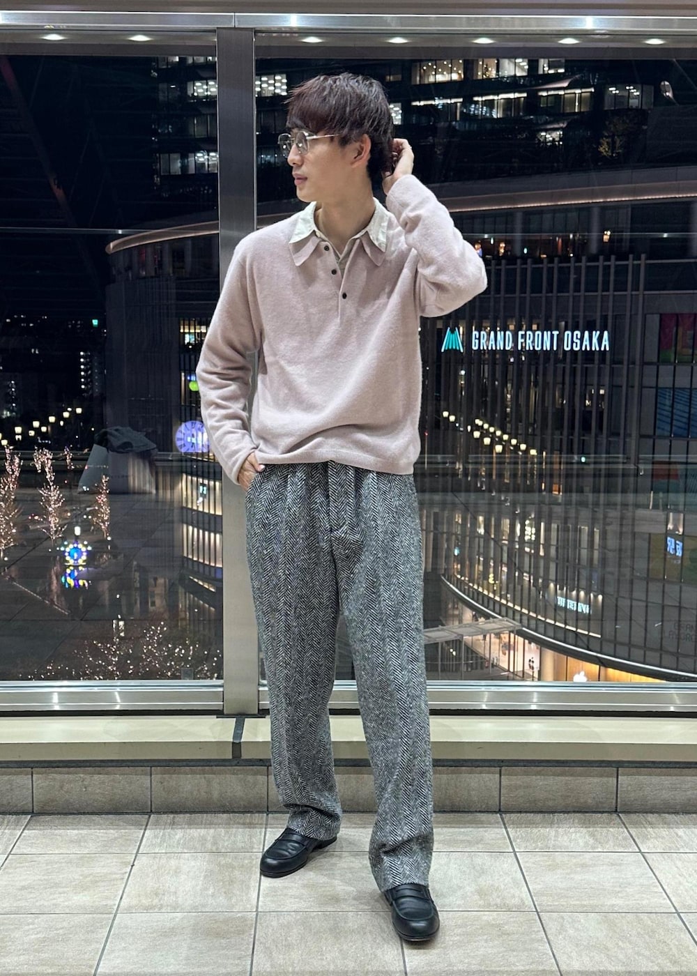 ブラック系のその他パンツ、ブラック系のステンカラーコート、ピンク系のポロシャツを着用したメンズの冬コーディネートの8枚目の写真