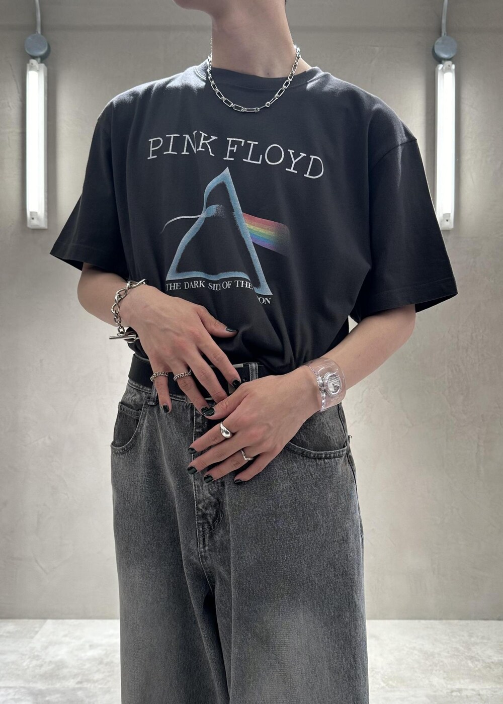 ホワイト系のシャツ/ブラウス、ブラック系のTシャツ/カットソー、グレー系のデニムパンツを着用したメンズの春コーディネートの5枚目の写真
