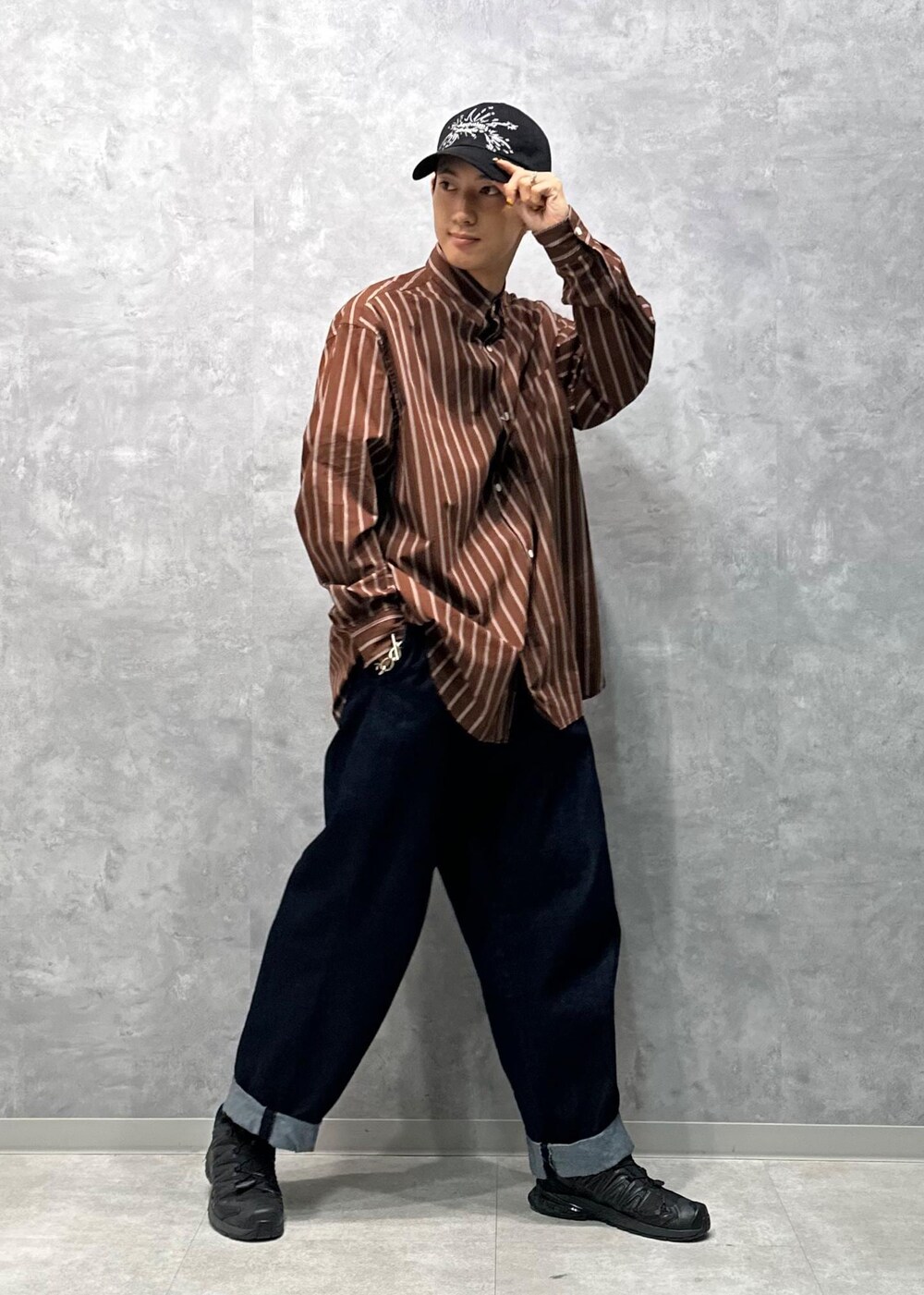 ブルー系のデニムパンツ、ブラウン系のシャツ/ブラウスを着用したメンズの秋コーディネートの10枚目の写真