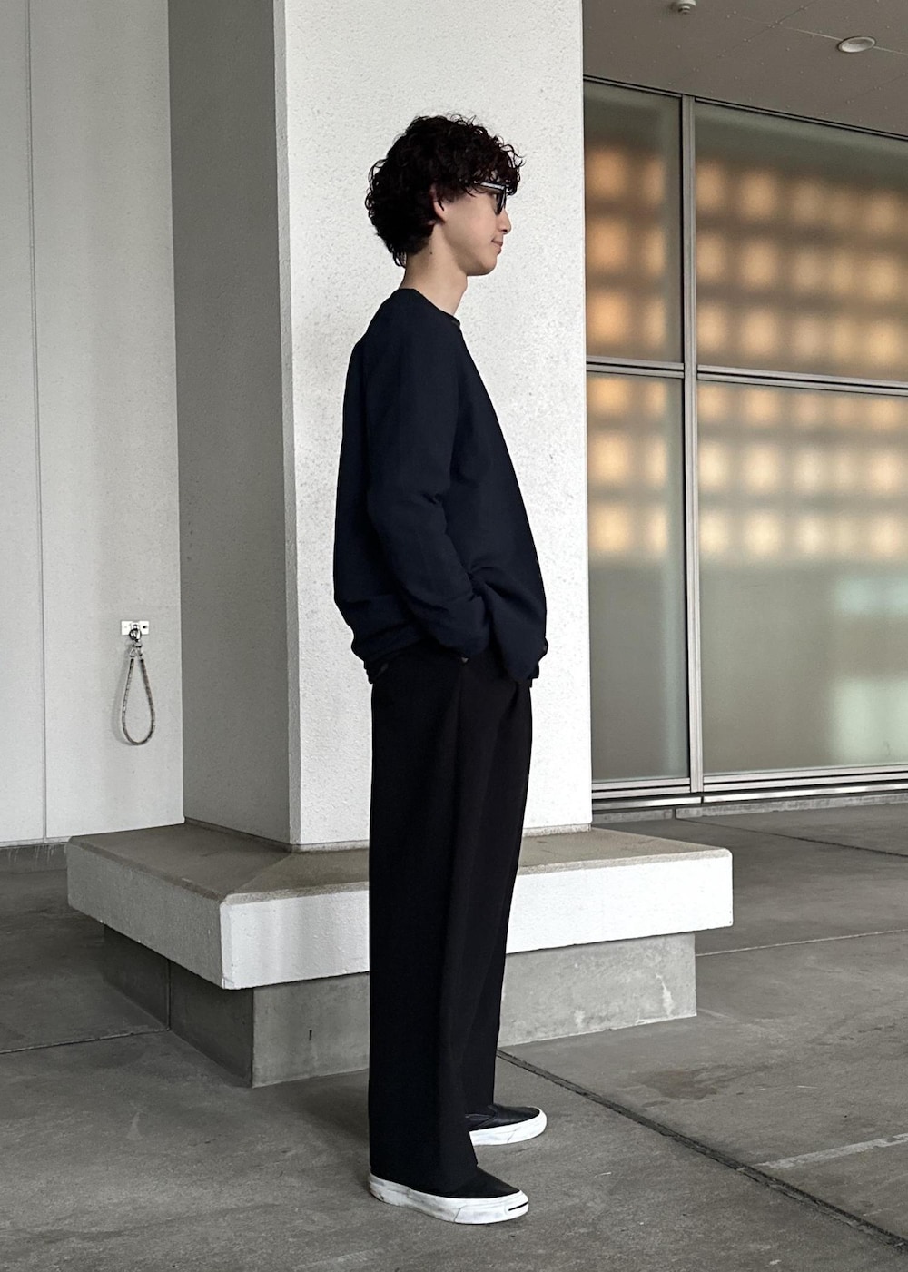 ブラック系のスラックス、ブラウン系のTシャツ/カットソー、ブルー系のセットアップを着用したメンズの春コーディネートの4枚目の写真