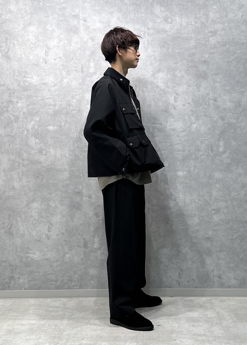 グリーン系のシャツ/ブラウス、ブラック系のスラックス、ブラック系のスリッポンを着用したメンズの秋コーディネートの3枚目の写真