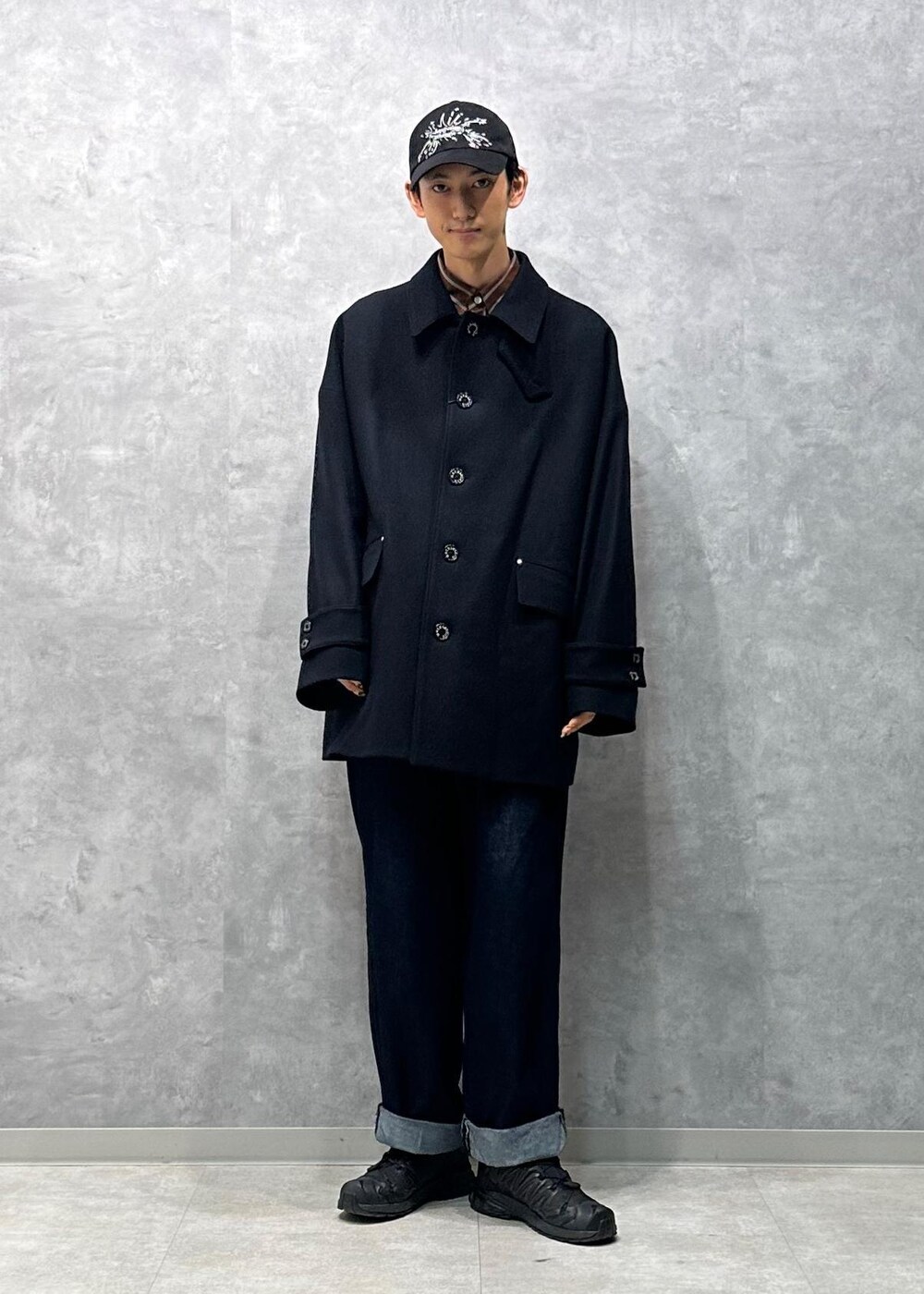 ブルー系のデニムパンツ、ブラウン系のシャツ/ブラウスを着用したメンズの秋コーディネートの4枚目の写真