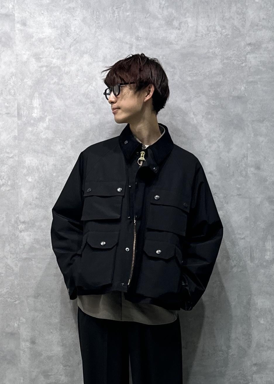 グリーン系のシャツ/ブラウス、ブラック系のスラックス、ブラック系のスリッポンを着用したメンズの秋コーディネートの5枚目の写真