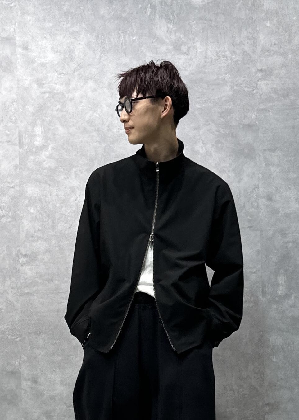 ブラック系のブルゾン、ブラウン系のテーラードジャケット、ブラック系のその他パンツを着用したメンズの秋コーディネートの8枚目の写真