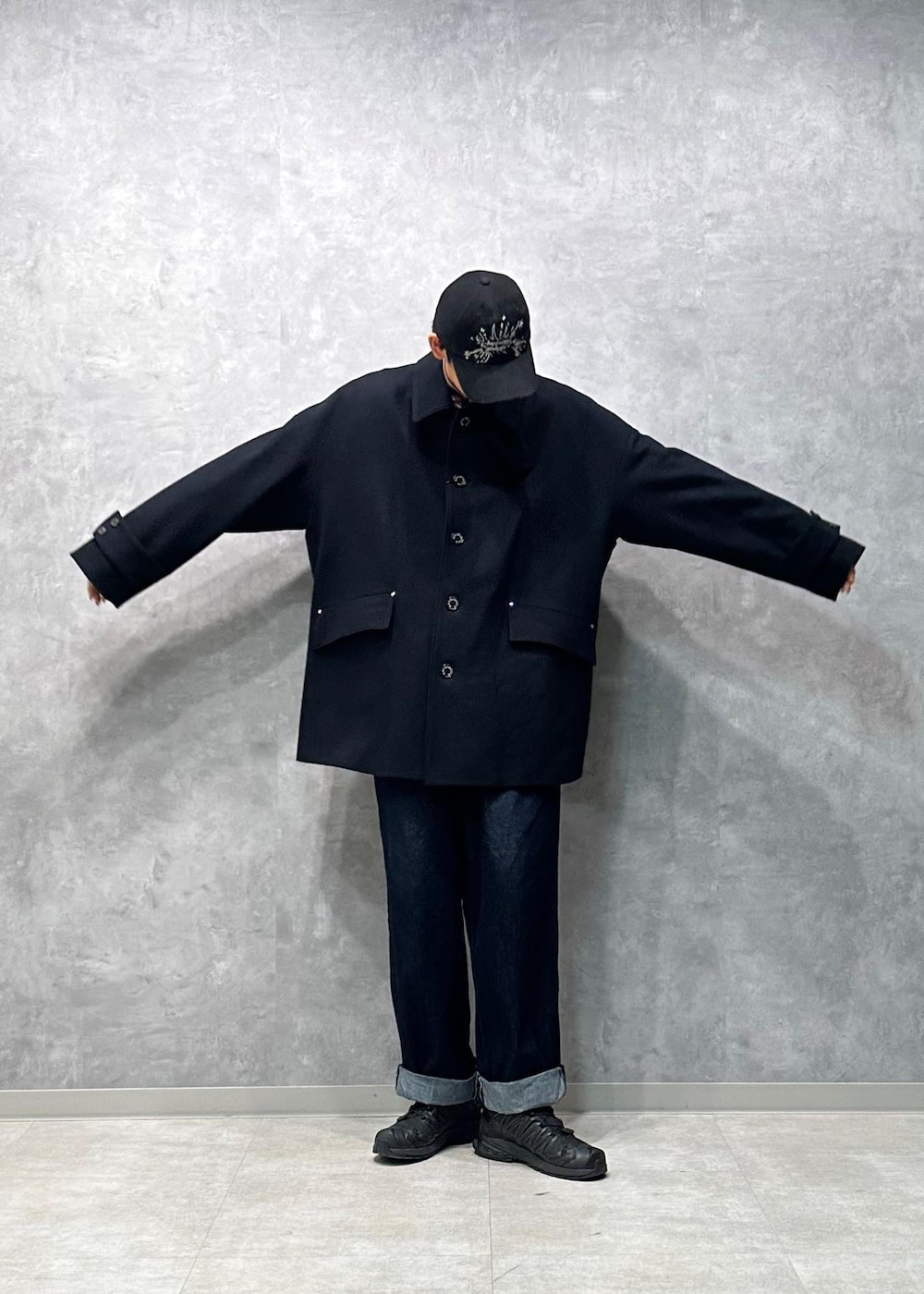 ブルー系のデニムパンツ、ブラウン系のシャツ/ブラウスを着用したメンズの秋コーディネートの5枚目の写真