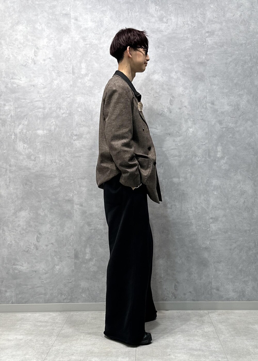 ブラック系のブルゾン、ブラウン系のテーラードジャケット、ブラック系のその他パンツを着用したメンズの秋コーディネートの4枚目の写真